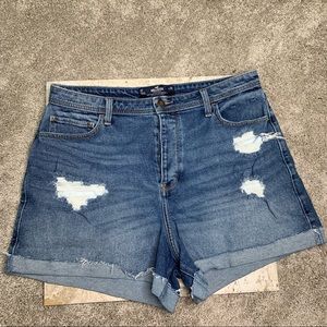 Hollister Curvy Ultra High Rise Mom 3 inch Button Fly Short Size 17